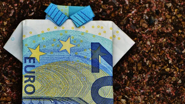 Stimmungsbild zum Beitrag: Ein 20-Euro-Schein gefaltet als Hemd wird abgebildet.